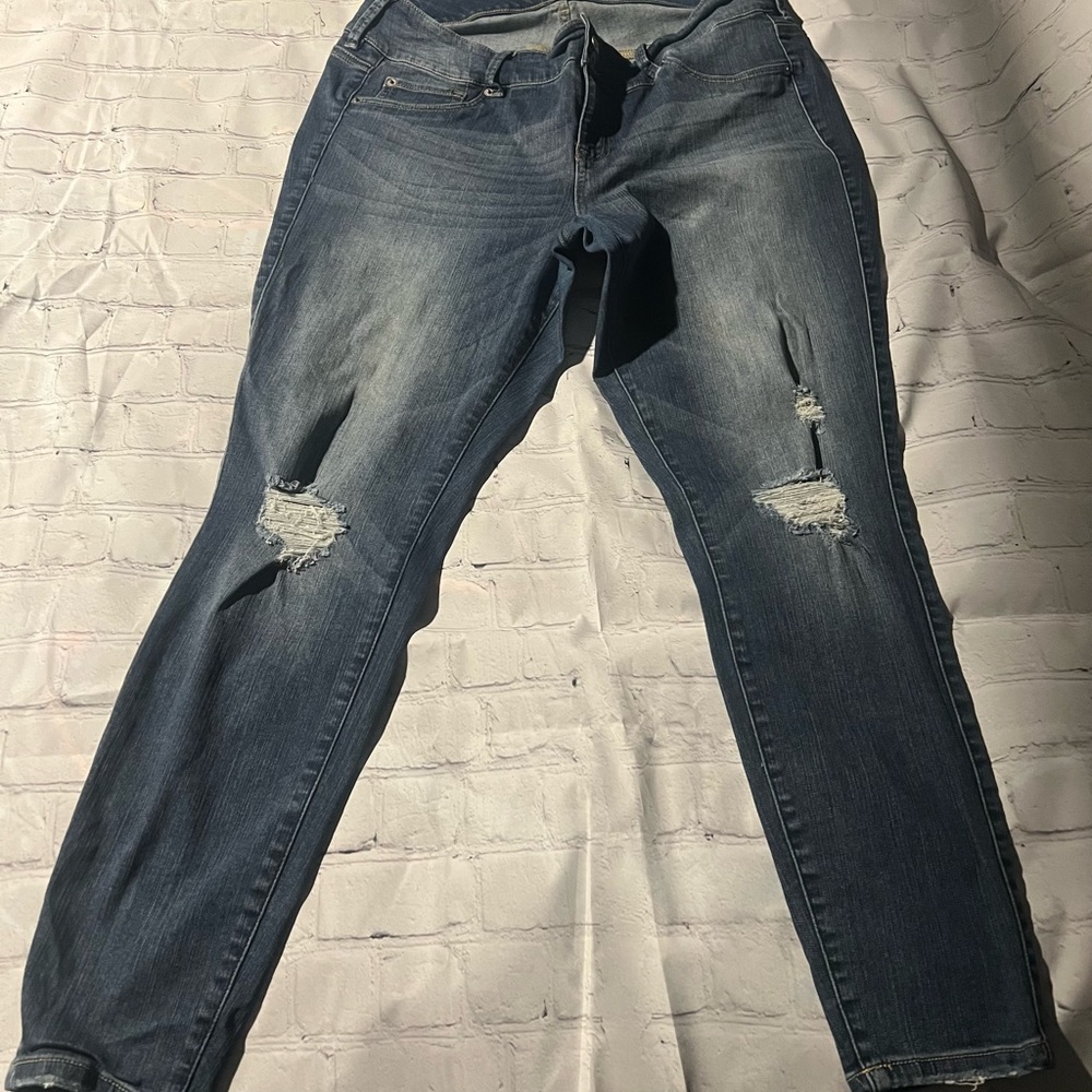 Torrid distressed jeggings in great condition